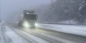 Bolu Dağı'nda yoğun kar yağışı etkili oluyor