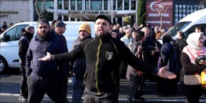 Minibüsleri 8+1 taksiye dönüşen esnaftan İBB önünde eylem