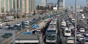 Arızalanan metrobüs yoğunluğa neden oldu