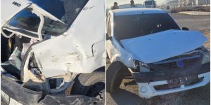 Afyonkarahisar'da servis minibüsü ile otomobil çarpıştı, 16 kişi yaralandı