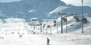 Erciyes Kayak Merkezi'nde pist dışındaki alana çığ düştü