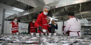 Türk Kızılay Adıyaman'daki ihtiyaç sahiplerinin iftar sofralarına sıcak yemek ulaştırıyor