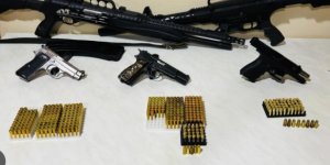 Osmaniye'de evinde 6 ruhsatsız tabanca ele geçirilen zanlı tutuklandı