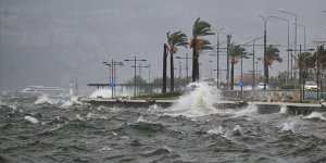 İzmir'de şiddetli rüzgar nedeniyle feribot seferleri iptal edildi