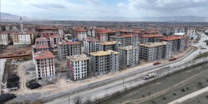 Patlayıcılarla yıkılan 9 apartmanın yerinde depremzedeler için 51 blok yükseliyor