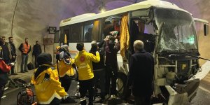 Sivas'ta midibüs ile tırın çarpıştığı kazada 14 kişi yaralandı