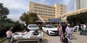 Akdeniz Üniversitesi Hastanesi Acil Servisi yangın nedeniyle tahliye ediliyor