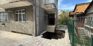 Pendik'te apartmanın girişindeki zemin kısmen çöktü!
