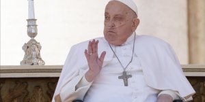 Papa, hastalığının ardından ilk kez Aziz Petrus Meydanı'nda halkı selamladı