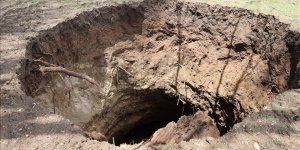 Sivas'ta bir tarlada 7 metre çapında obruk oluştu!