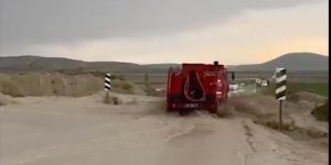 Ankara'da itfaiye aracının sel sularına kapılması görüntülendi