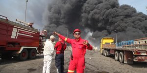İran'da büyük patlama yaşanan limanda yeniden yangın çıktı!