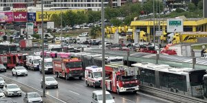 Beylikdüzü'nde durakta bekleyen metrobüse başka bir metrobüs çarptı
