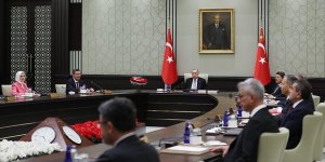 BAHÇELİ, KABİNE TOPLANTISI'NA "AY-YILDIZ" MOTİFLİ 102 GÜL GÖNDERDİ