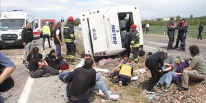 KONYA'DA YOLCU OTOBÜSÜ DEVRİLDİ, 13 KİŞİ YARALANDI