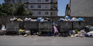 İzmir'de maaşları eksik yatan belediye işçileri iş bıraktı, sokaklarda çöp yığınları oluştu