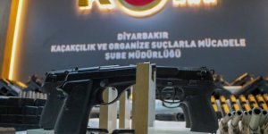 Oyuncak dükkanı gibi gözüken silah atölyesine polis baskını