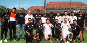 EMRE BELÖZOĞLU ÖĞRENCİLERLE FUTBOL OYNADI
