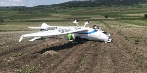 Bilecik'te tarlaya zorunlu iniş yapan eğitim uçağı ters döndü