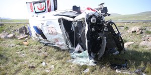 KARS'TA AMBULANS ŞARAMPOLE DEVRİLDİ: 4 SAĞLIKÇI YARALANDI