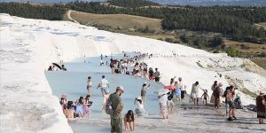 PAMUKKALE'DE BAYRAM TATİLİ HAREKETLİLİĞİ YAŞANIYOR