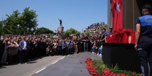 MANİSA BÜYÜKŞEHİR BELEDİYE BAŞKANI ZEYREK İÇİN BELEDİYE ÖNÜNDE TÖREN DÜZENLENDİ
