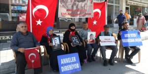 MUŞ'TA EVLATLARINA KAVUŞMAK İSTEYEN AİLELER DEM PARTİ ÖNÜNDEKİ EYLEMLERİNİ SÜRDÜRDÜ