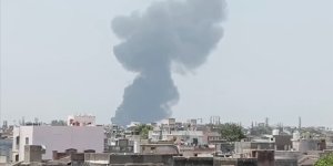 Hindistan'ın Gucerat eyaletinde çok sayıda yolcunun bulunduğu uçak düştü