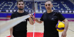 HAKKARİ'DE BABA OĞUL VOLEYBOL TAKIMININ BAŞARISI İÇİN MÜCADELE EDİYOR