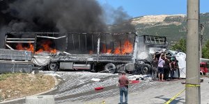 Sakarya'da 3 tırın karıştığı kazada 1 kişi öldü, 2 kişi yaralandı