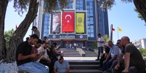 İZMİR'DE İKİ BELEDİYEDE İŞÇİLER İŞ BIRAKTI