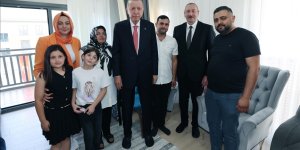 ERDOĞAN, KAHRAMANMARAŞ'TA DEPREMZEDE BİR AİLEYİ ZİYARET ETTİ