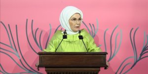 EMİNE ERDOĞAN KARNE ALACAK ÖĞRENCİLERİ TEBRİK ETTİ