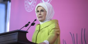 Emine Erdoğan "Ulusun Annesi" sergisinin anı defterini imzaladı