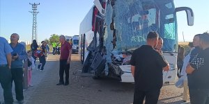 Afyonkarahisar'da yolcu otobüsünün tıra çarptığı kazada 24 kişi yaralandı
