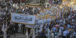 MISIRLI MÜSLÜMANLAR, HİCRİ 1447 YILINI KAHİRE SOKAKLARINDA ZİKİR, İLAHİ VE YÜRÜYÜŞLERLE KARŞILADI