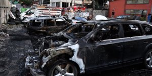 Ataşehir'de sanayi sitesinde çıkan yangında park halindeki otomobiller yandı