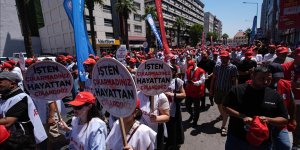 İZMİR BÜYÜKŞEHİR BELEDİYESİNİN İŞTEN ÇIKARDIĞI İŞÇİLER EYLEM BAŞLATTI