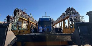 Marmara Adası açıklarında makine dairesinde yangın çıkan feribot iskeleye yanaştırıldı