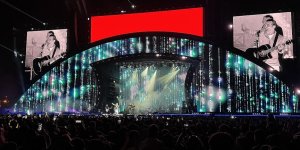 Şarkıcı Ferhat Göçer, Van Kültür Yolu Festivali'nde konser verdi