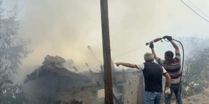 Antalya'da otluk alanda çıktıktan sonra evlere sıçrayan yangın söndürüldü