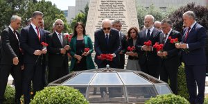 TBMM Başkanı Kurtulmuş, 15 Temmuz'da Meclis'te bombalanan alanlara karanfil bıraktı