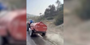 BURSA'DA BİR ÇİFTÇİ, PATLAYAN LASTİĞE RAĞMEN YANGINA SU TAŞIDI