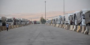 KAVURUCU SICAKLAR HABUR SINIR KAPISI'NDAN IRAK'A YÜK TAŞIYAN TIR ŞOFÖRLERİNİ DE OLUMSUZ ETKİLİYOR
