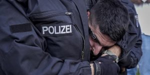 ALMANYA'DA POLİS FİLİSTİN'E DESTEK EYLEMİNE SERT MÜDAHALEDE BULUNDU