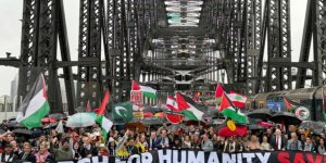 Avustralya'da on binlerce kişi Filistin'e destek için Sydney Liman Köprüsü'nde yürüdü