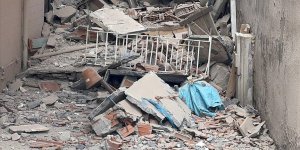 Küçükçekmece'de kentsel dönüşüm için boşaltılan apartman yıkım sırasında çöktü