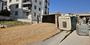Bursa'da freni boşalan kamyon sitenin duvarına çarparak devrildi