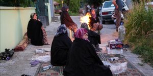 SINDIRGI MERKEZLİ DEPREMLERİN HASARA NEDEN OLDUĞU MAHALLELERİN SAKİNLERİ GECEYİ SOKAKTA GEÇİRDİ