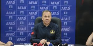 İçişleri Bakanı Yerlikaya: Çanakkale’de orman yangını sebebiyle 2 bin 220 vatandaşımızı güvenli bölgelere tahliye ettik